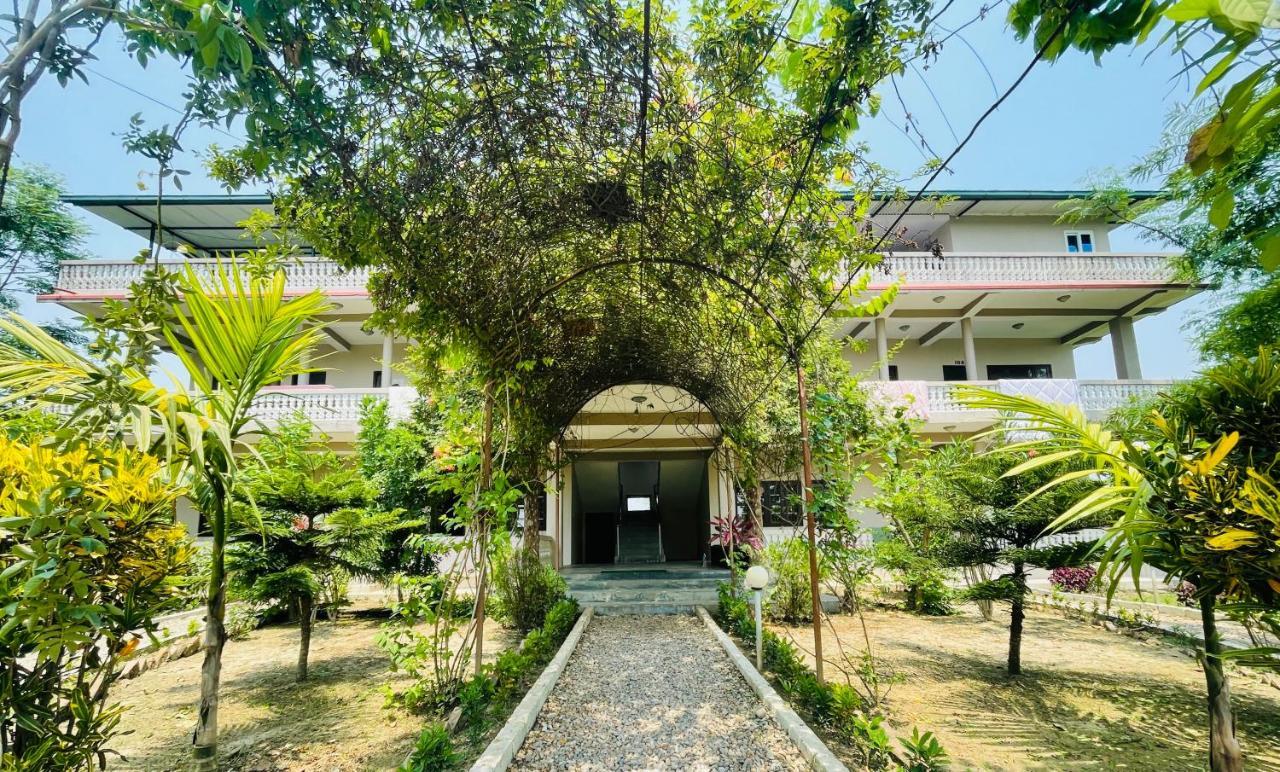 Hotel Tree Tops Sauraha Exteriér fotografie