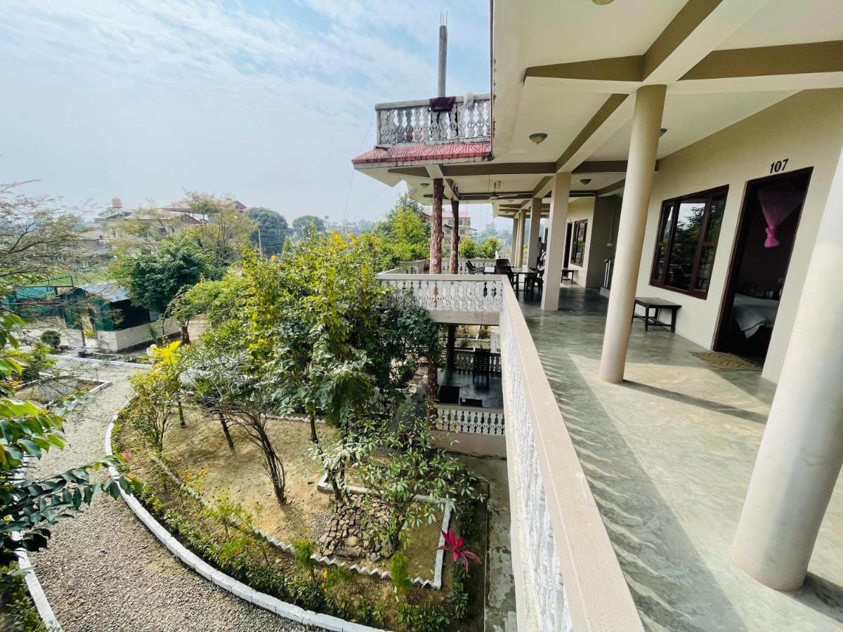 Hotel Tree Tops Sauraha Exteriér fotografie