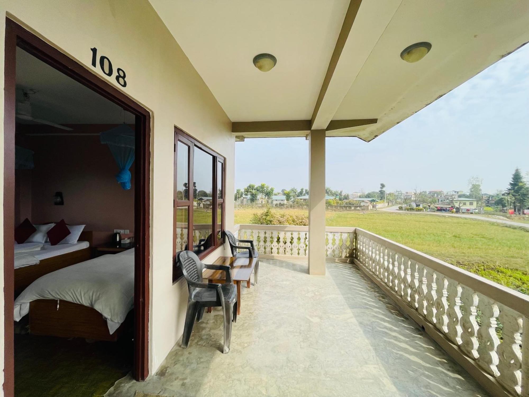 Hotel Tree Tops Sauraha Exteriér fotografie